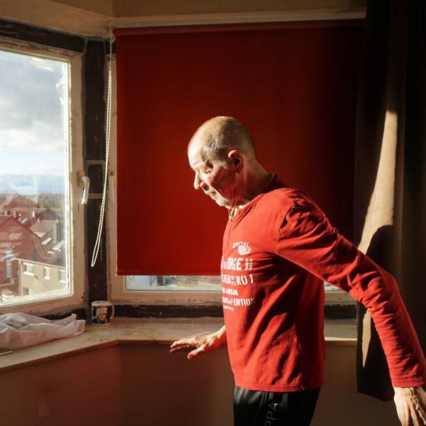 Josef Schwingeler steht vor seinem Fenster mit Blick auf eine Weilerswister Straße.