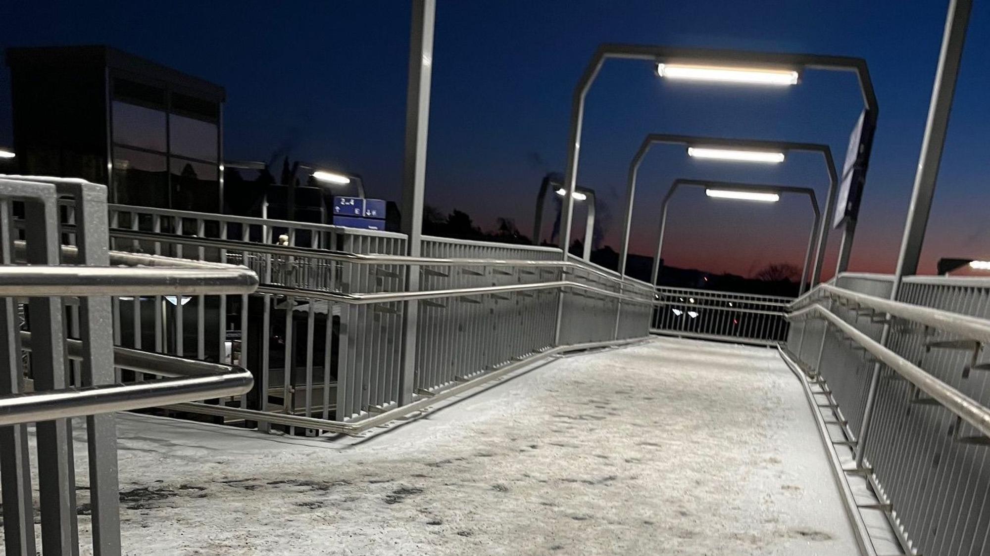 Die Bahnsteigbrücke war am Montag und Dienstag mit festgefrorenem Schnee überzogen. Trotz gestreutem Granulat blieb es eine Rutschpartie.