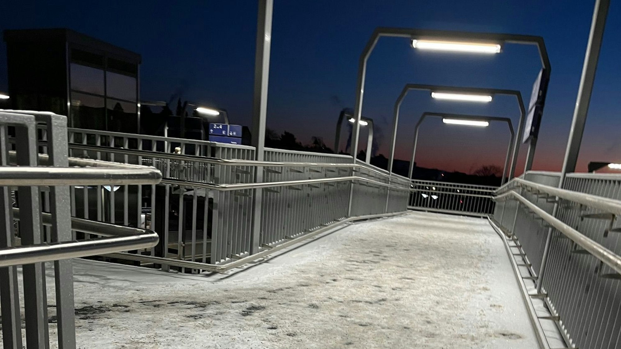 Die Bahnsteigbrücke war am Montag und Dienstag mit festgefrorenem Schnee überzogen. Trotz gestreutem Granulat blieb es eine Rutschpartie.