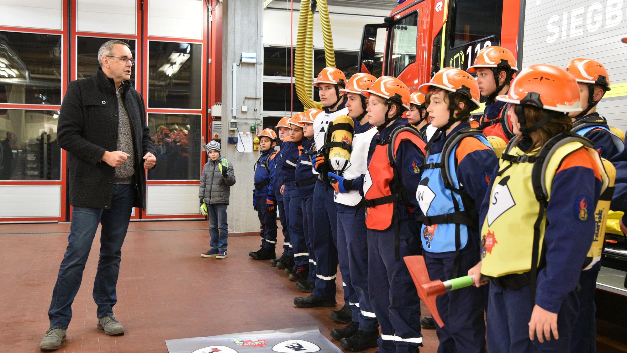 Bürgermeister spricht vor Jugendfeuerwehr.