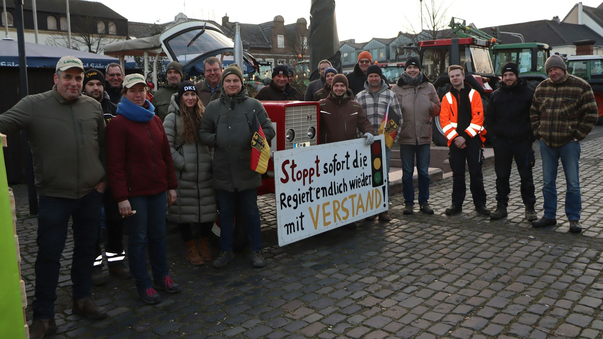 Landwirte haben sich auf dem Marktplatz versammelt.