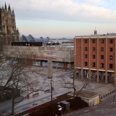 Blick auf den Roncalliplatz mit dem Kurienhaus der Kirche (r.) und dem Römisch-Germanischen Museum (l.)