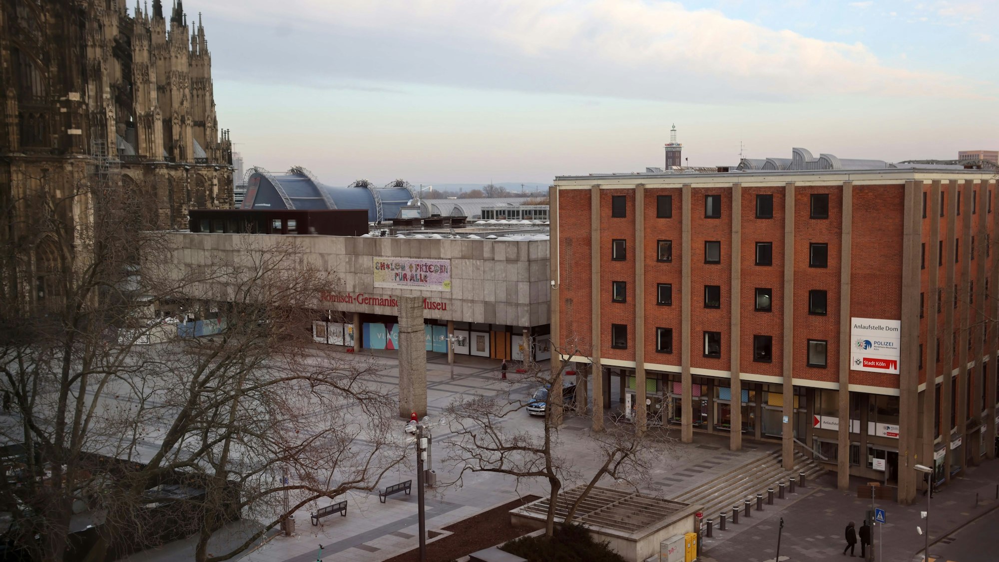 Der zentralste Platz der Stadt ist der Roncalliplatz mit dem Kölner Dom, dem Römisch-Germanischen Museum und dem Kurienhaus der Hohen Domkirche.
