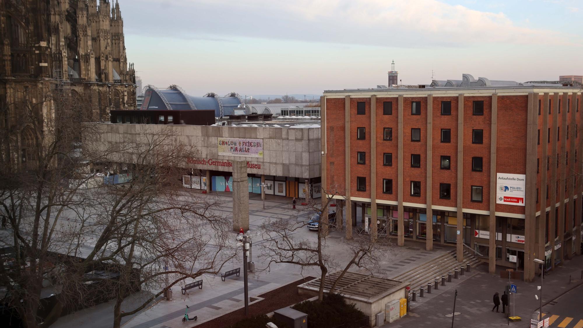 Blick auf den Roncalliplatz mit dem Kurienhaus der Kirche (r.) und dem Römisch-Germanischen Museum (l.)