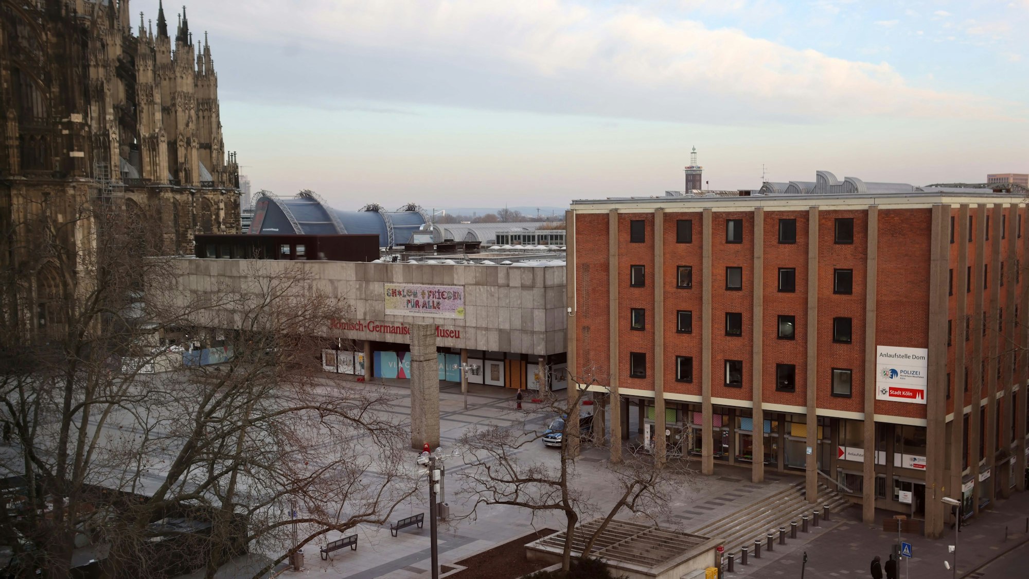 Das Kurienhaus (r.) am Kölner Roncalliplatz.