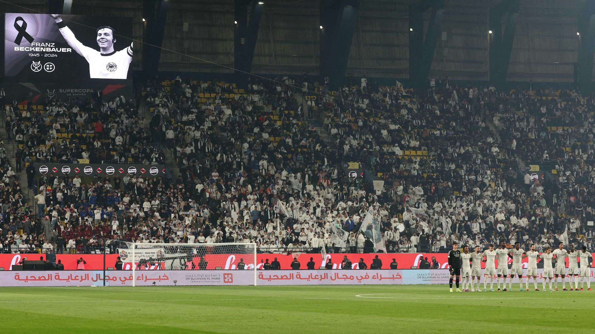Spanischer Supercup in Saudi-Arabien: Real Madrids Spieler bei einer Schweigeminute für „Kaiser“ Franz Beckenbauer, es ertönten Pfiffe im Stadion