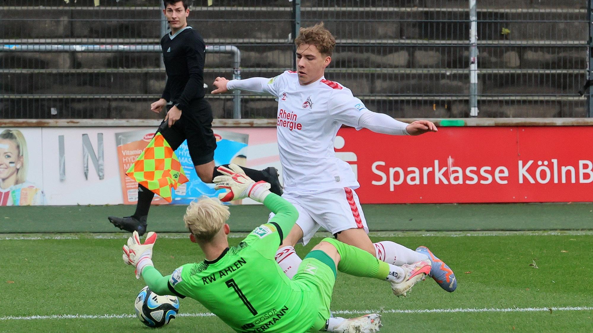 1. FC Köln Amateure (U21) vs. Rot-Weiss Ahlen, Regionalliga West, Saison 2023/24, hinten: Meiko Wäschenbach (1. FC Köln), 07.10.2023, Bild: Herbert Bucco