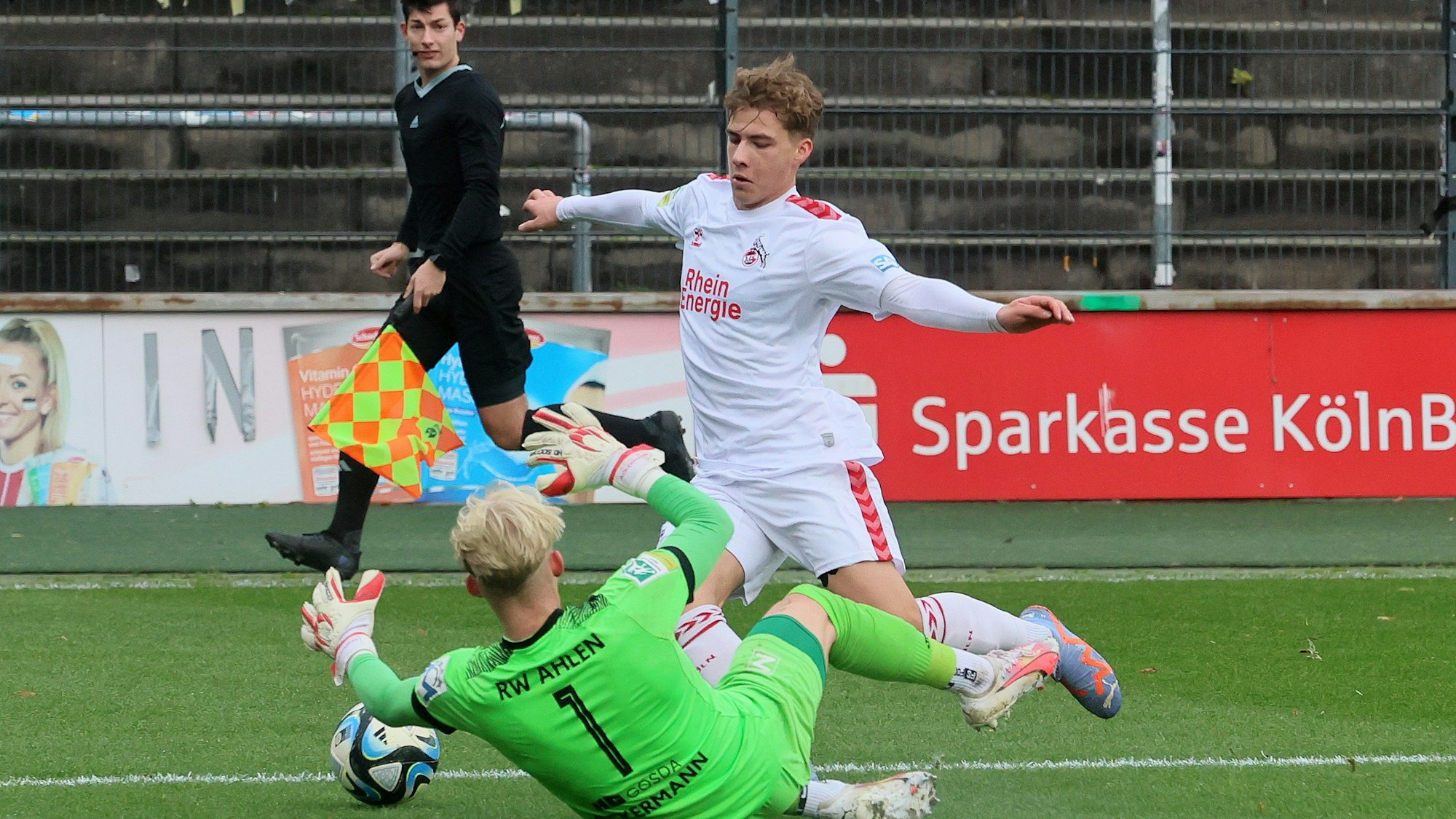 1. FC Köln Amateure (U21) vs. Rot-Weiss Ahlen, Regionalliga West, Saison 2023/24, hinten: Meiko Wäschenbach (1. FC Köln), 07.10.2023, Bild: Herbert Bucco