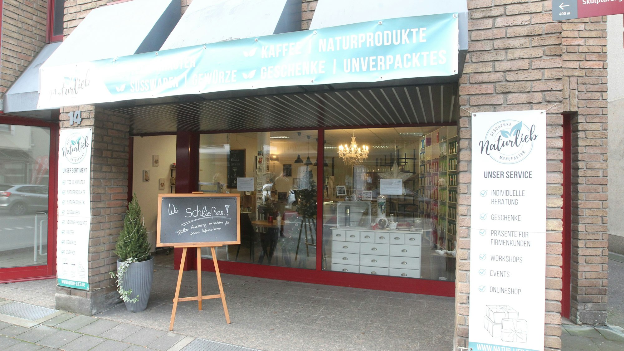 Das Schild mit „Wir schließen“ steht vor der Tür.