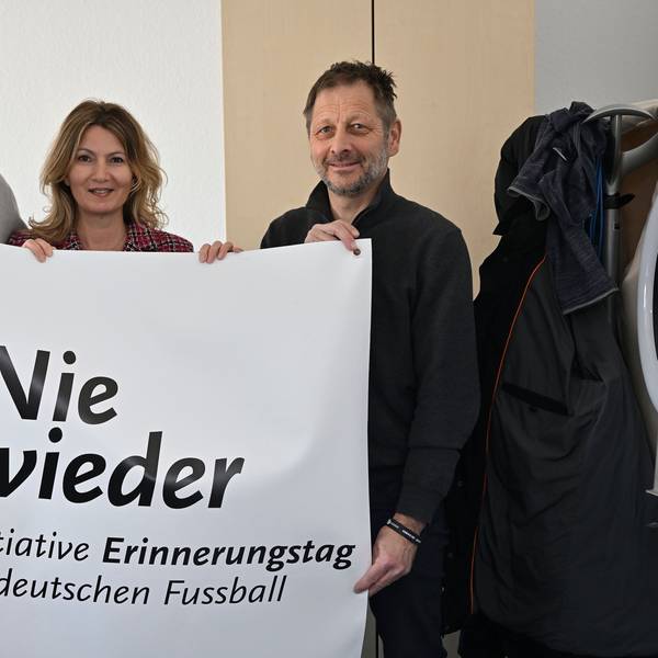 Klaus Orth (Bethe-Stiftung), Tülay Durdu (Schirmherrin) und Robert Wagner (Faireinskultur) mit Banner.
