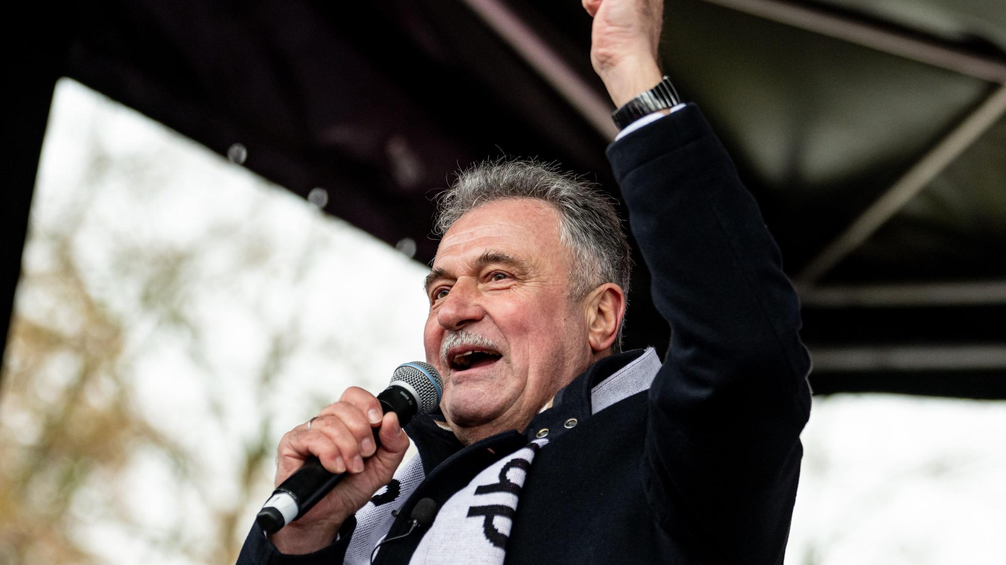 GDL-Chef Claus Weselsky spricht bei einer Kundgebung.