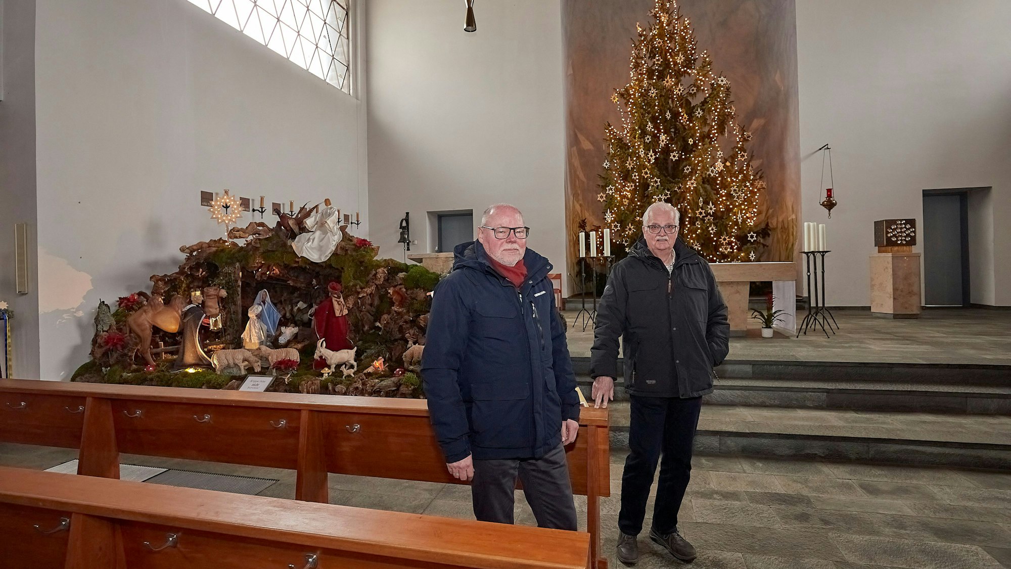 Dieter Benning und Paul-Joachim Schmülling stehen im Inneren der Kirche St. Anna in Hellenthal.