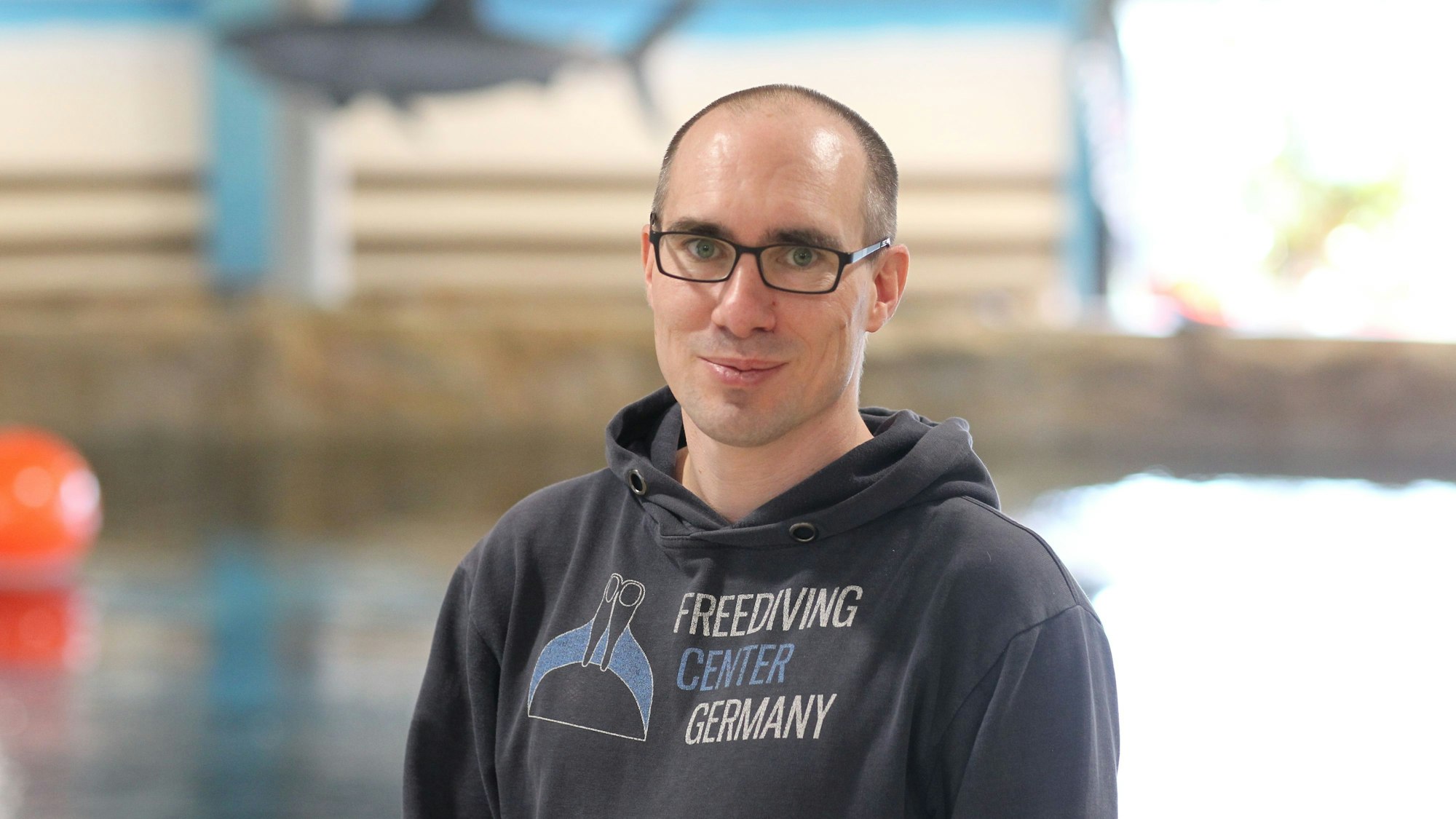 Apnoe-Taucher Daniel Weißhoff aus Berlin hat im Siegburger Tauchturm die Strecke der Höhe des Mount Everest in 222 Tauchgängen bewältigt.