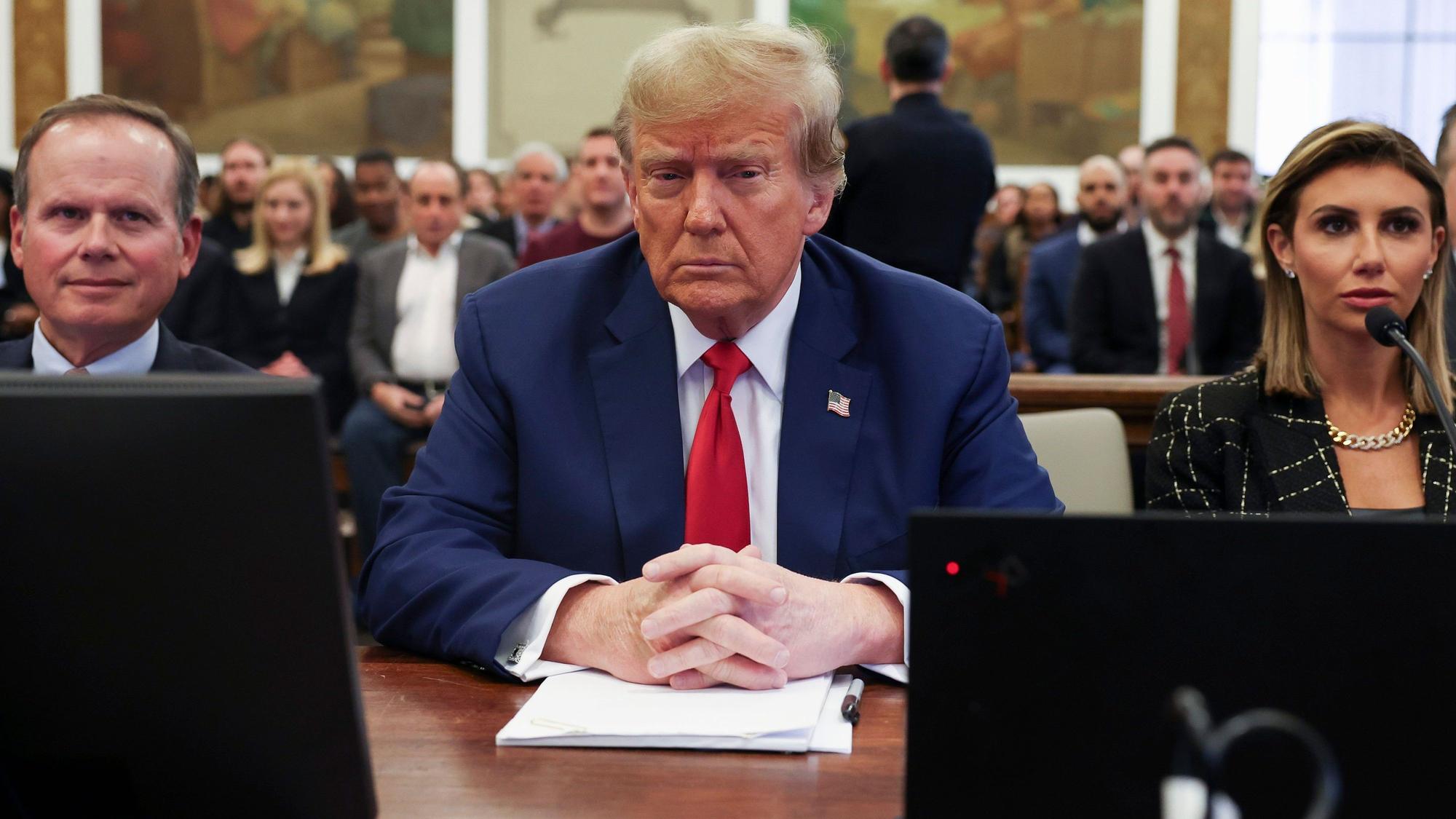Donald Trump, ehemaliger Präsident der USA, sitzt zwischen seinen Anwälten Christopher Kise und Alina Habba bei den Schlussplädoyers im Betrugsverfahren gegen die Trump Organization am New York State Supreme Court.