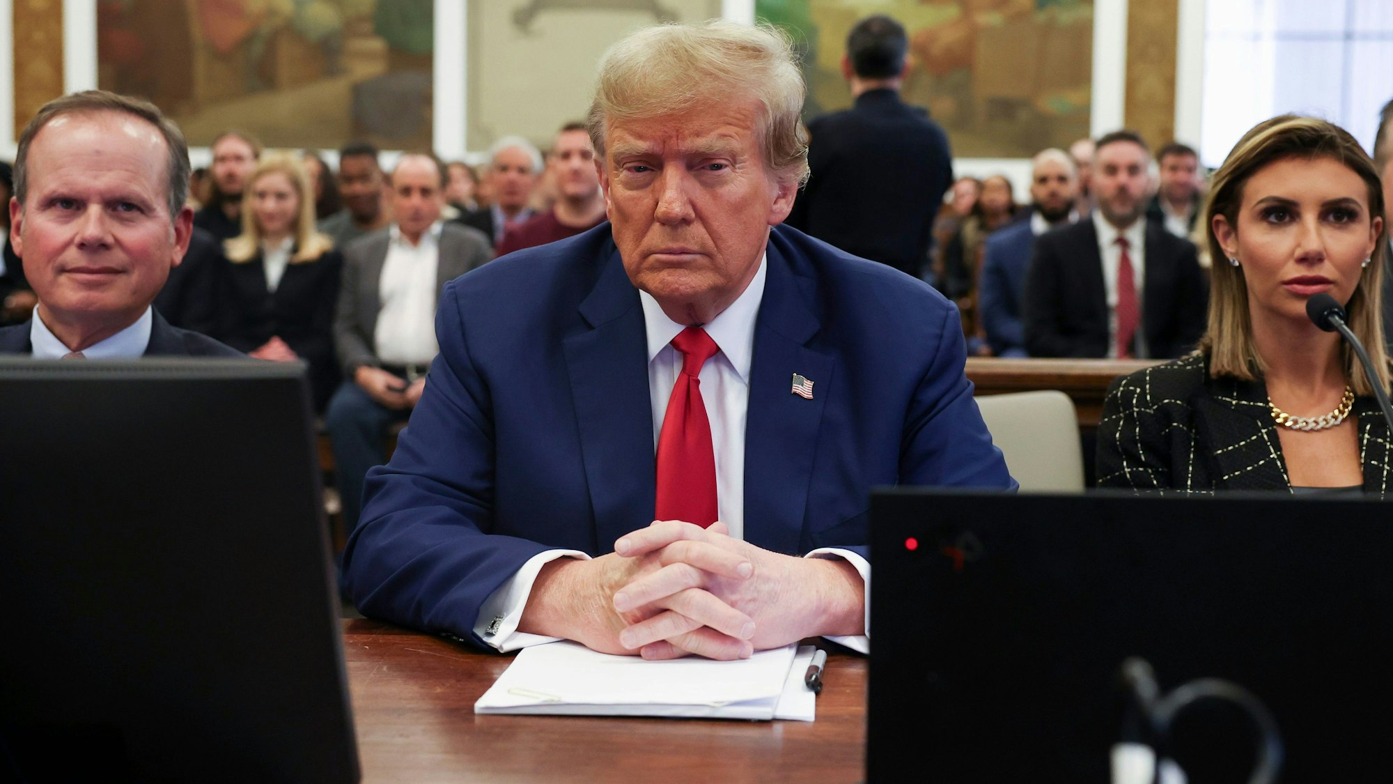 Donald Trump, ehemaliger Präsident der USA, sitzt zwischen seinen Anwälten Christopher Kise und Alina Habba bei den Schlussplädoyers im Betrugsverfahren gegen die Trump Organization am New York State Supreme Court.