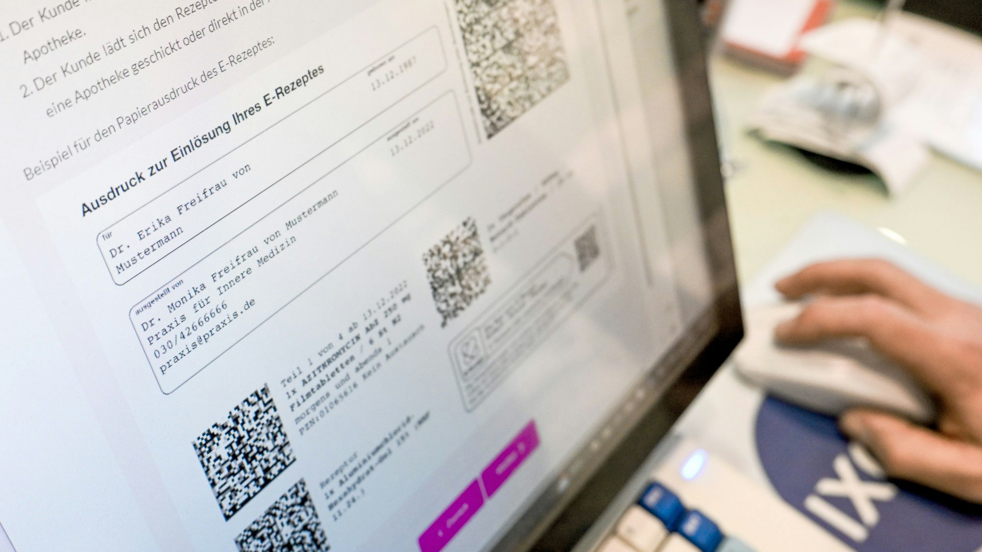 Auf einem Bildschirm in einer Apotheke sind Hinweise zu E-Rezepten angezeigt.
