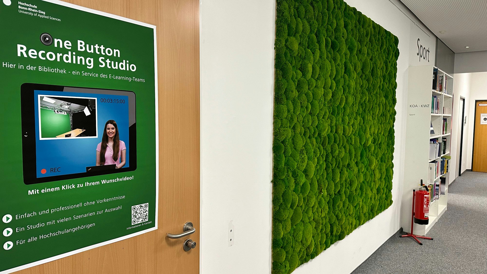 Auf dem Campus Sankt Augustin der Hochschule Bonn-Rhein-Siegburg soll auch Bürgerinnen und Bürgern Wissen vermittelt werden. Sie können auch unter Anleitung kurze Filme drehen. Im Hintergrund eine Mooswand, die angenehme Atmosphäre schaffen soll.