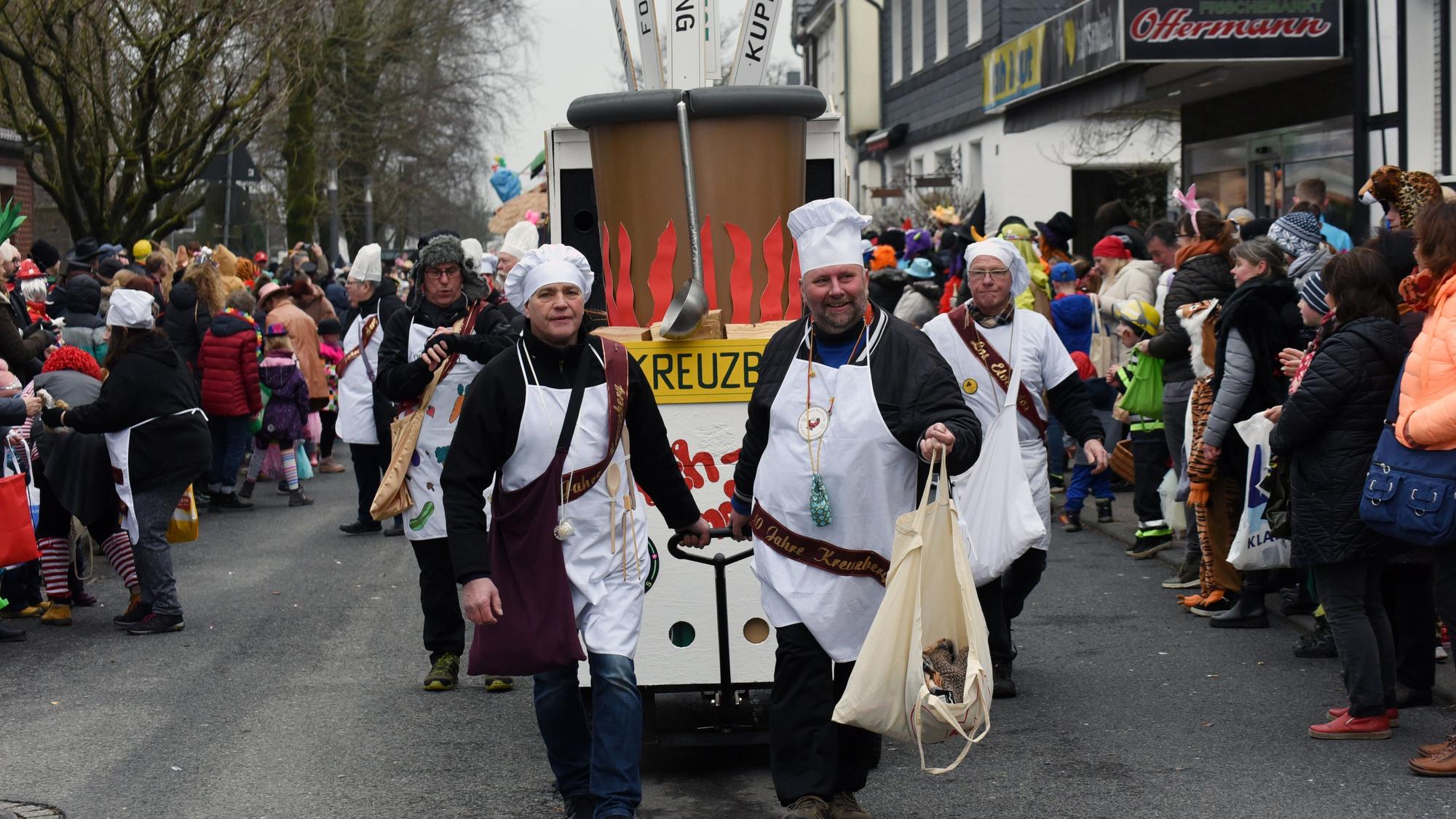Eine Fußgruppe beim Umzug durch Kreuzberg im Jahr 2023.