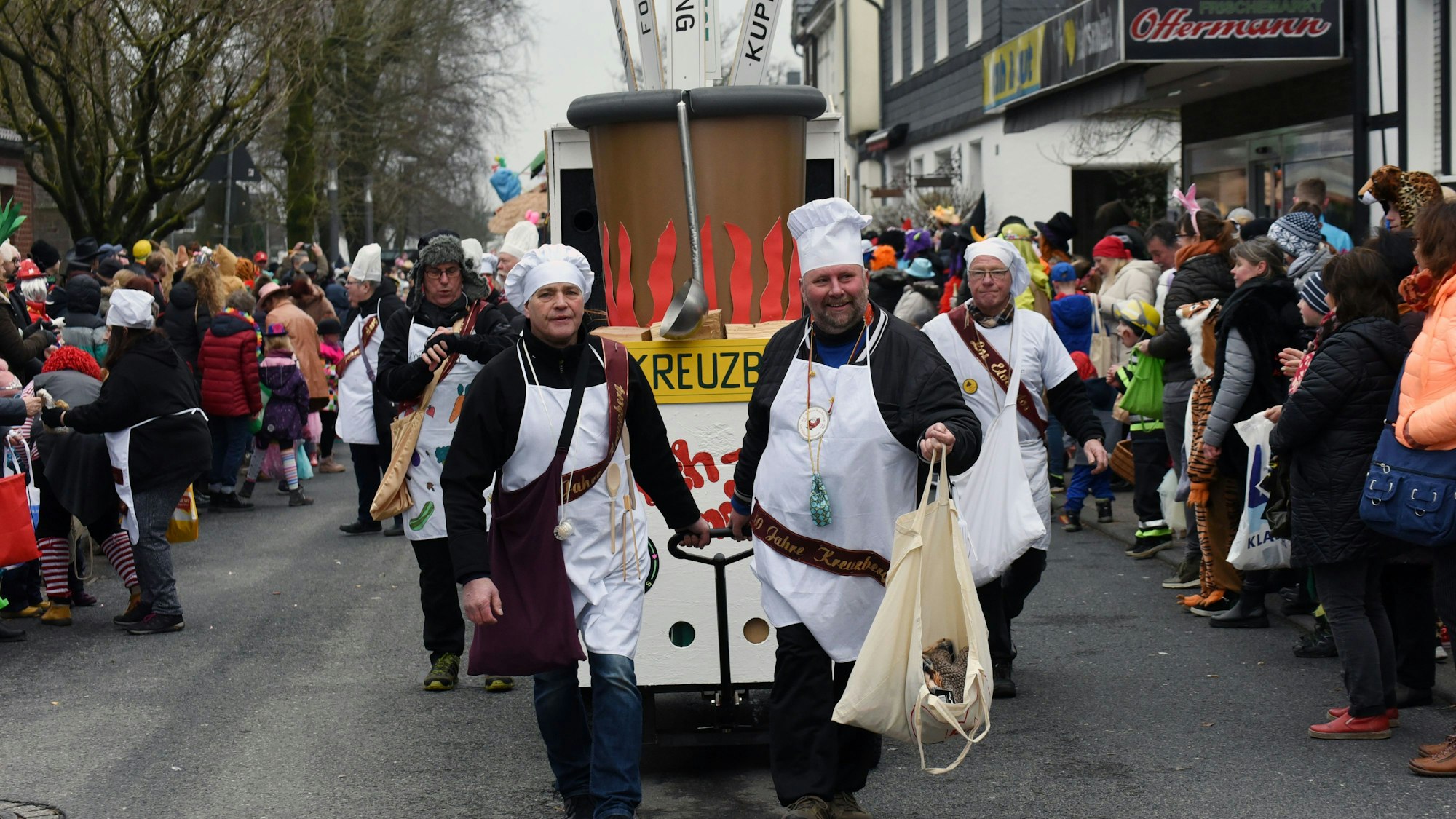 Eine Fußgruppe beim Umzug durch Kreuzberg im Jahr 2023.