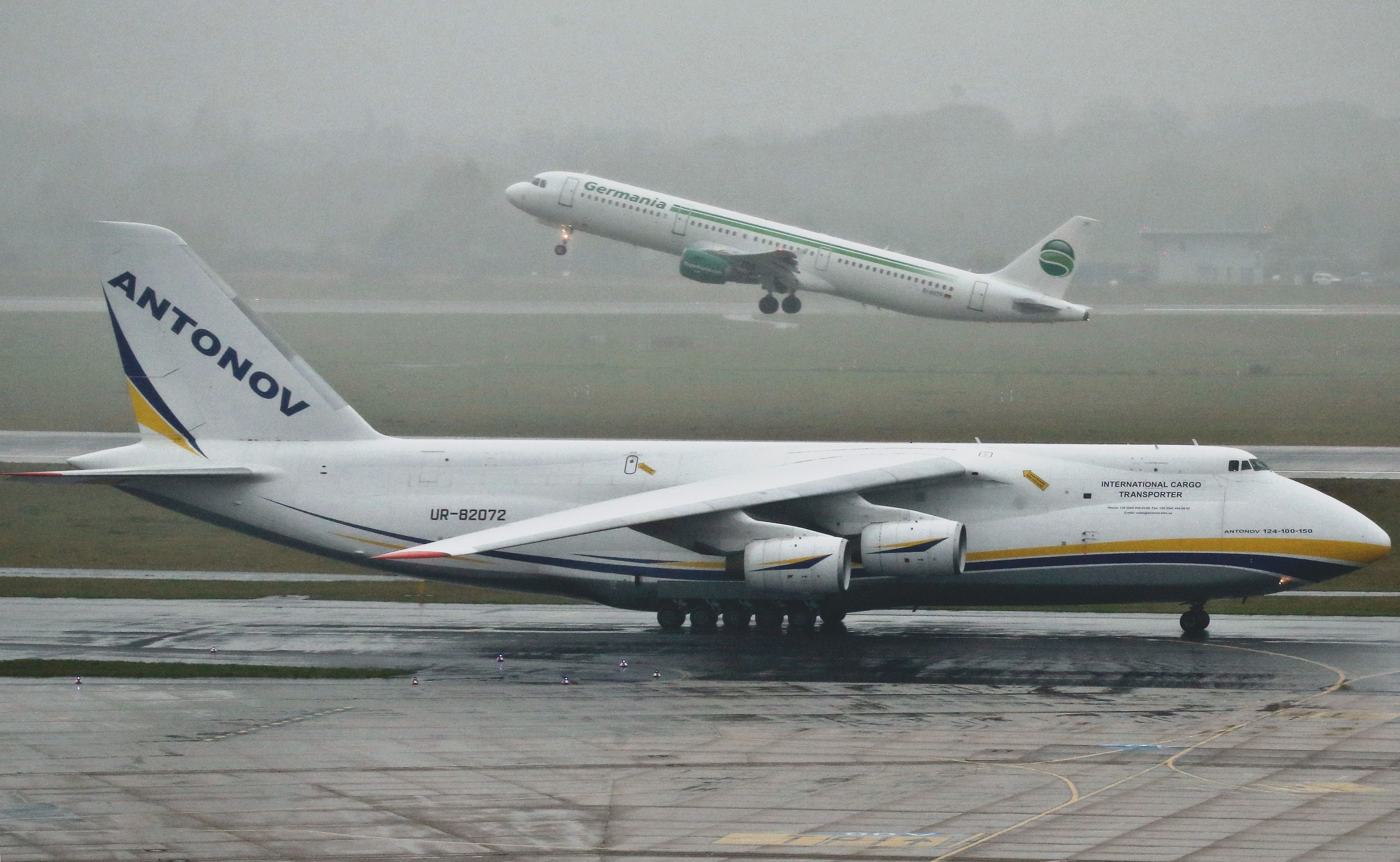 Ein Antonov Transportflugzeug fährt über das Vorfeld des Düsseldorfer Flughafens.