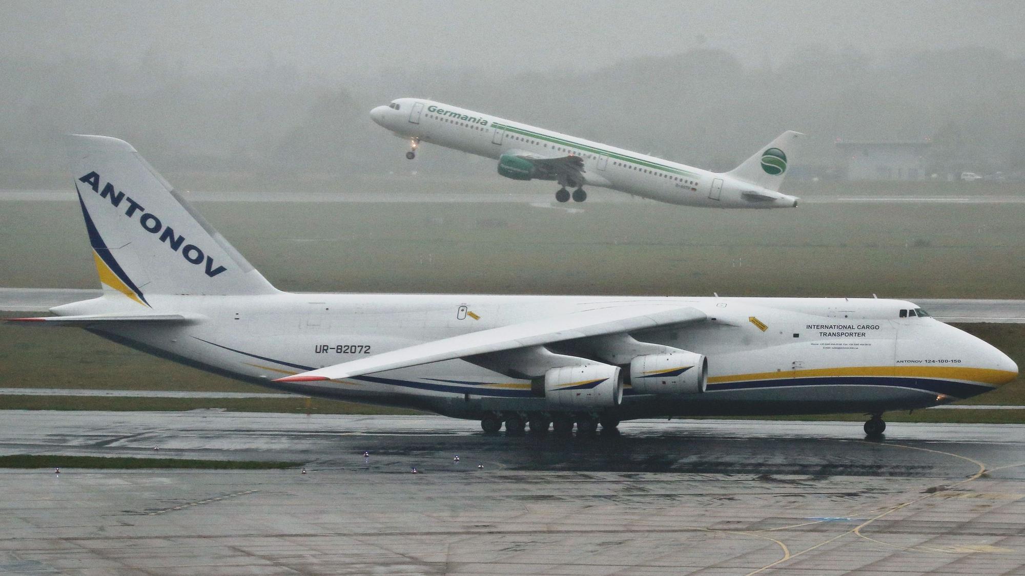 Ein Antonov Transportflugzeug fährt über das Vorfeld des Düsseldorfer Flughafens.