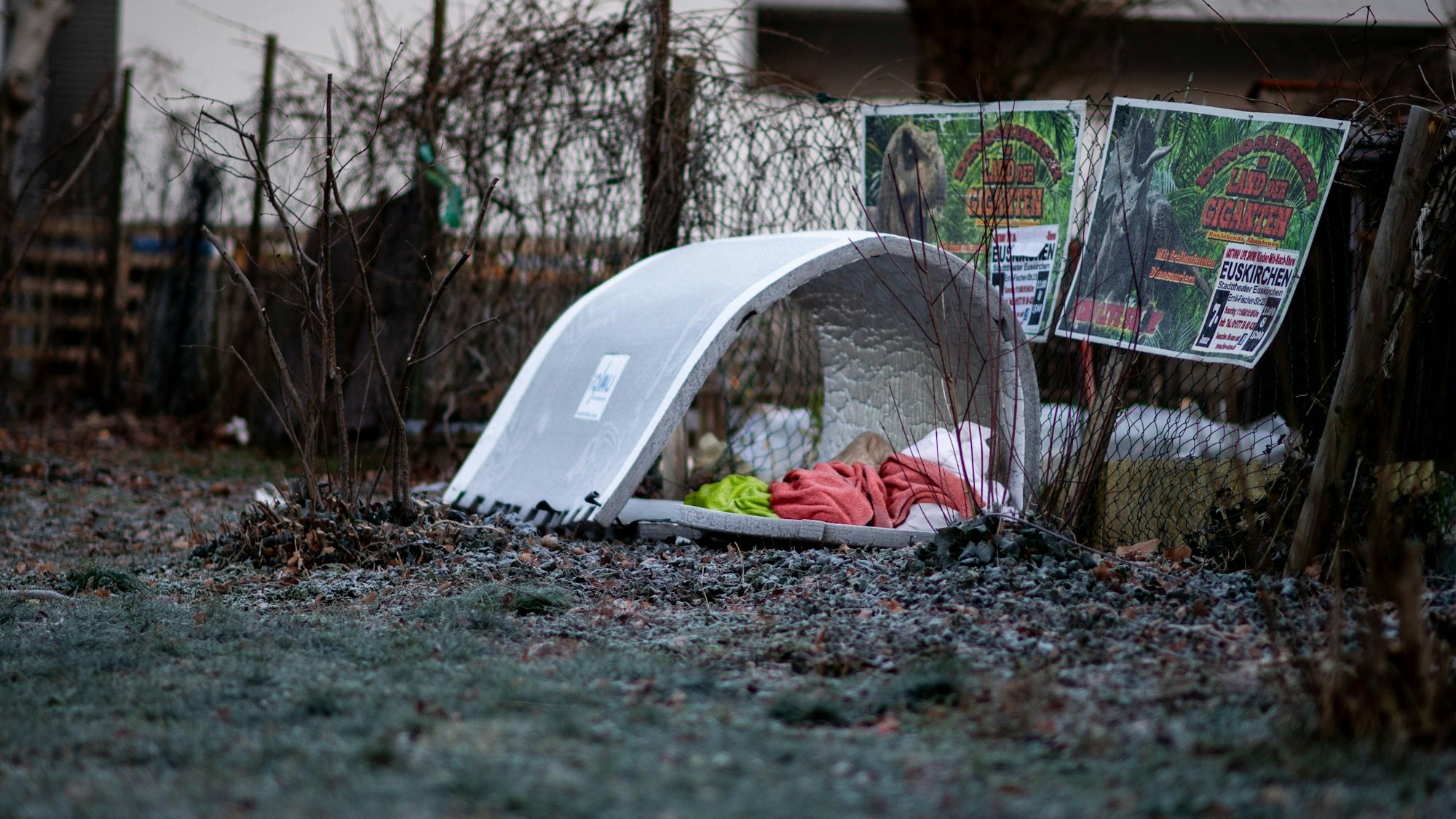 Das Bild zeigt die Schlafstelle eines Wohnungslosen in Euskirchen. In dem Iglou liegen mehrere Decken.