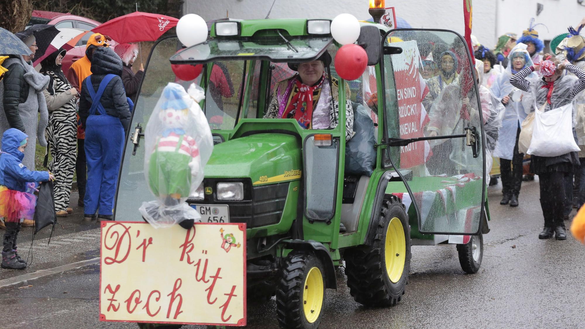 Ein Trecker mit Schild auf dem steht: D'r Zoch kütt.