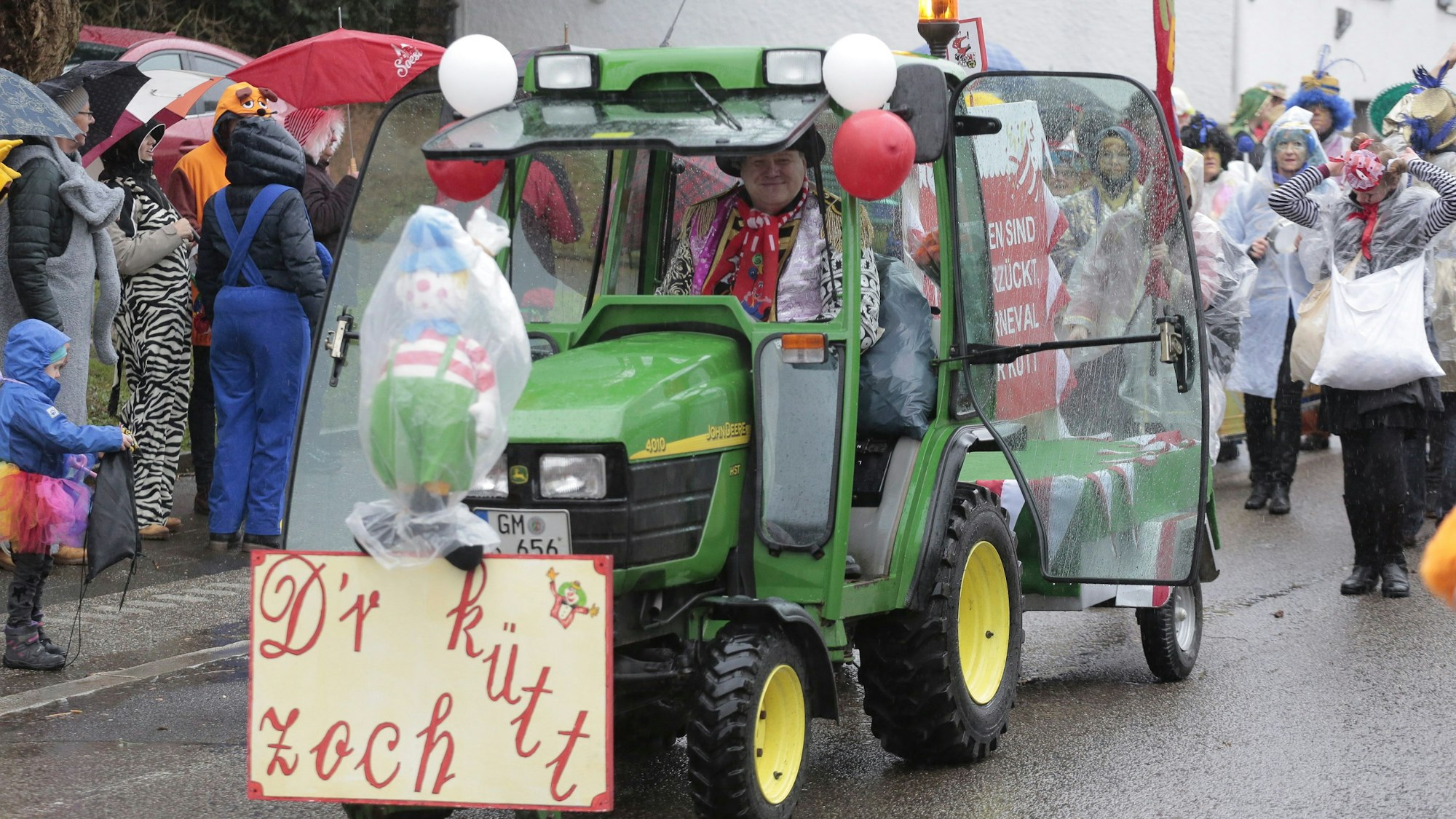 Ein Trecker mit Schild auf dem steht: D'r Zoch kütt.