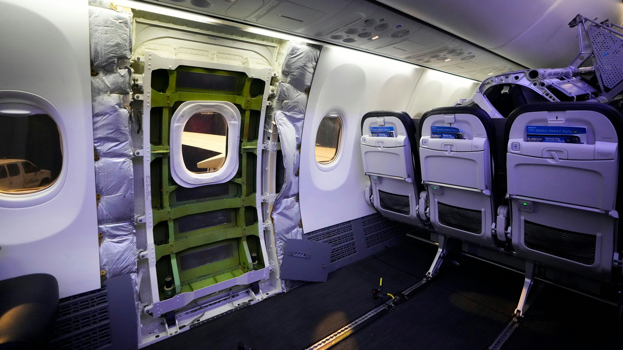 10.01.2024, USA, SeaTac: Ein Tür-Bereich einer Boeing 737 Max 9 der Alaska Airlines, der auf die Inspektion wartet, wird mit entfernter Verkleidung in den Einrichtungen der Fluggesellschaft am Seattle-Tacoma International Airport abgebildet. Foto: Lindsey Wasson/AP +++ dpa-Bildfunk +++