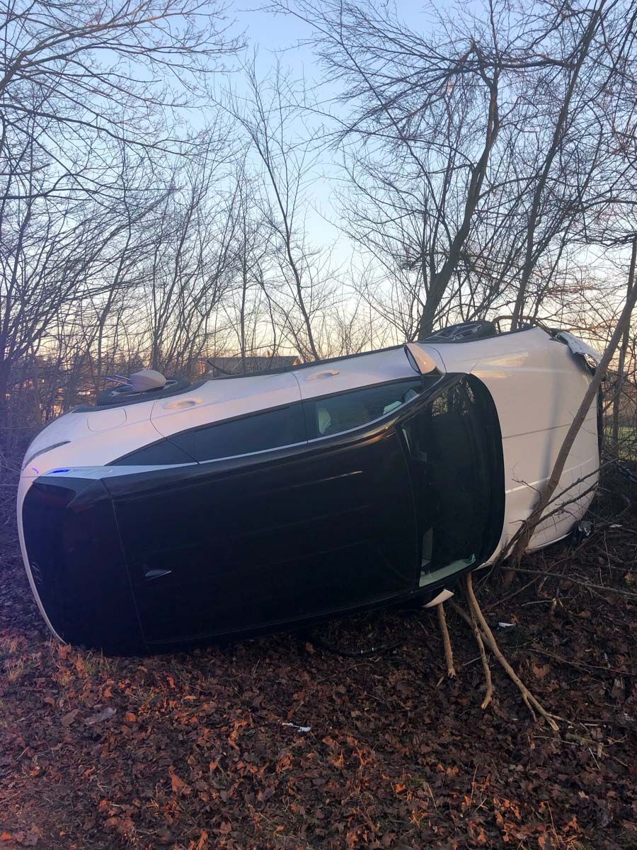 Ein Auto liegt auf der Seite.