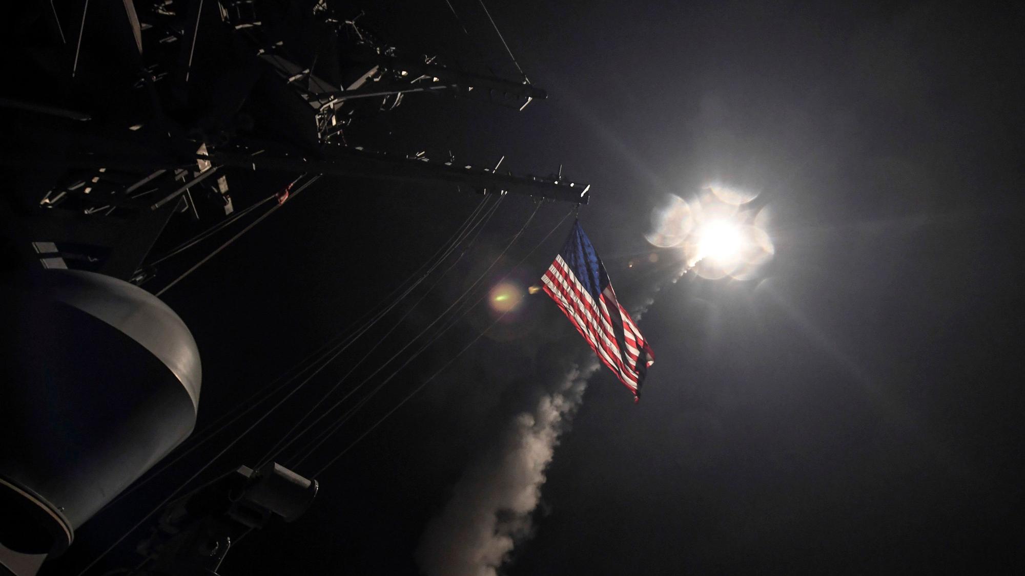 Das von der US-Navy zur Verfügung gestellt Bild zeigt eine Tomahawk-Rakete die von einem Zerstörer im Mittelmeer abgefeuert wird.