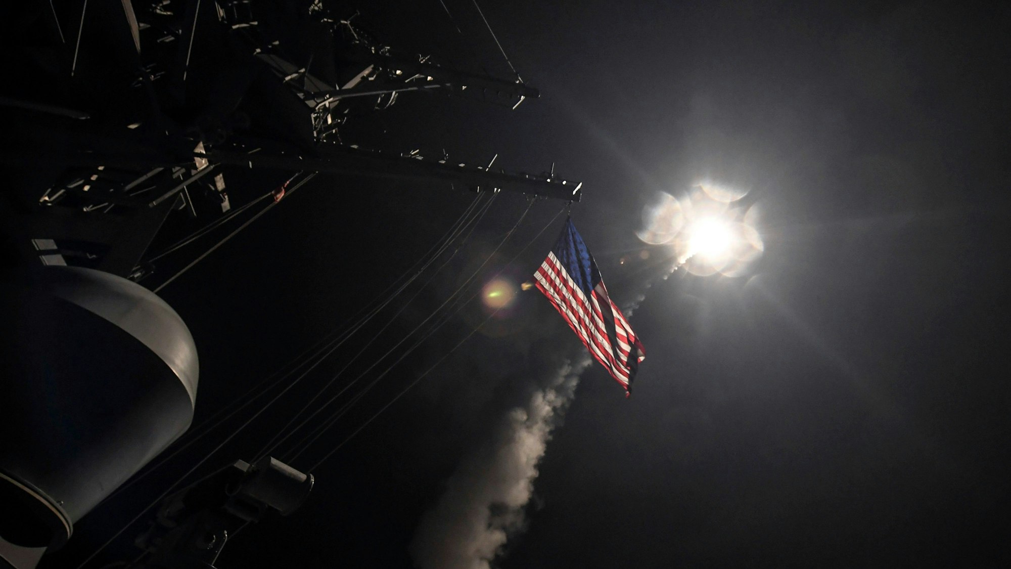 Das von der US-Navy zur Verfügung gestellt Bild zeigt eine Tomahawk-Rakete die von einem Zerstörer im Mittelmeer abgefeuert wird.