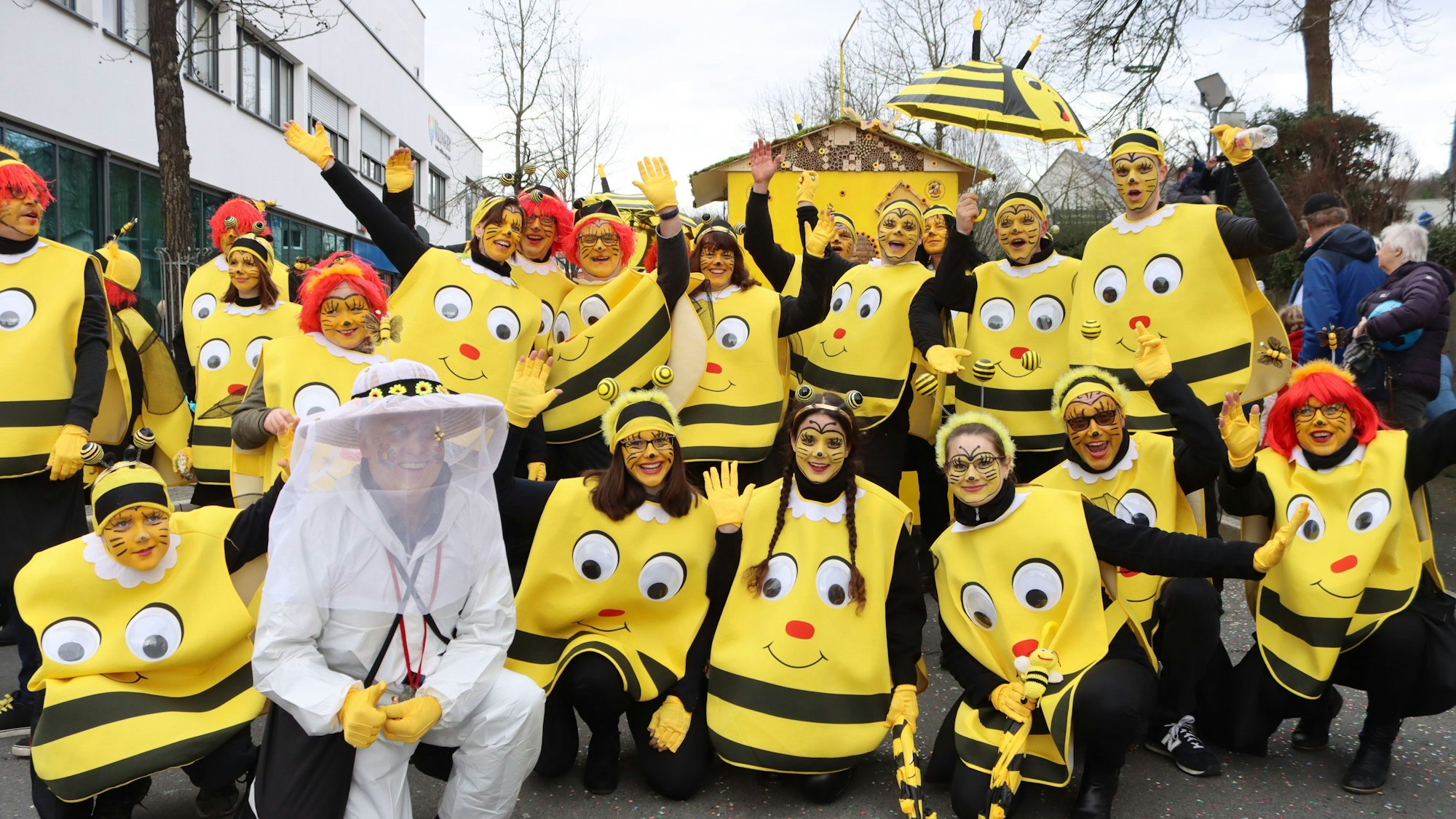 Eine Gruppe verkleideter Bienen bei einem Karnevalszug.