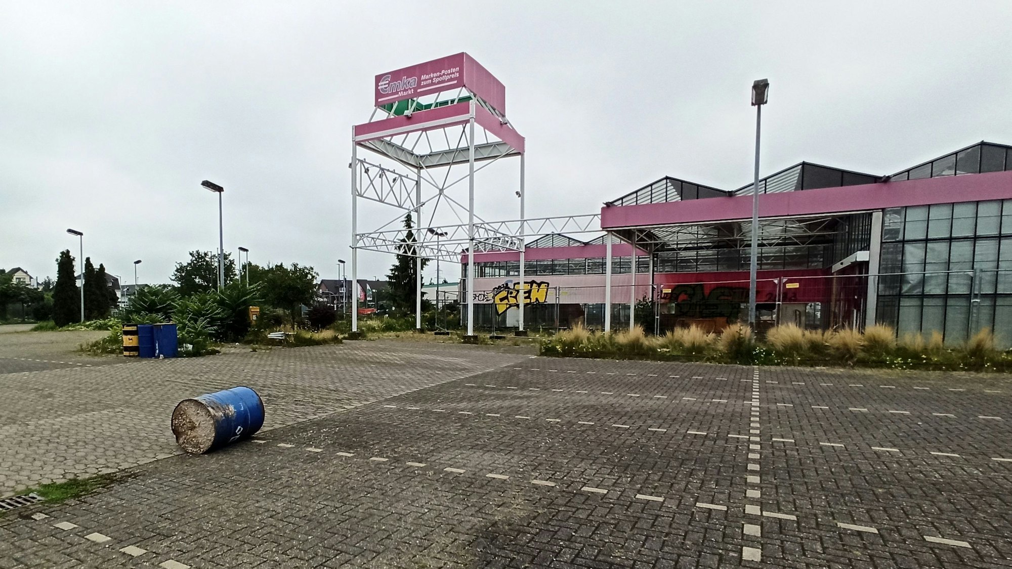 Der frühere Emka-Markt hinter dem Roisdorfer Bahnhof.