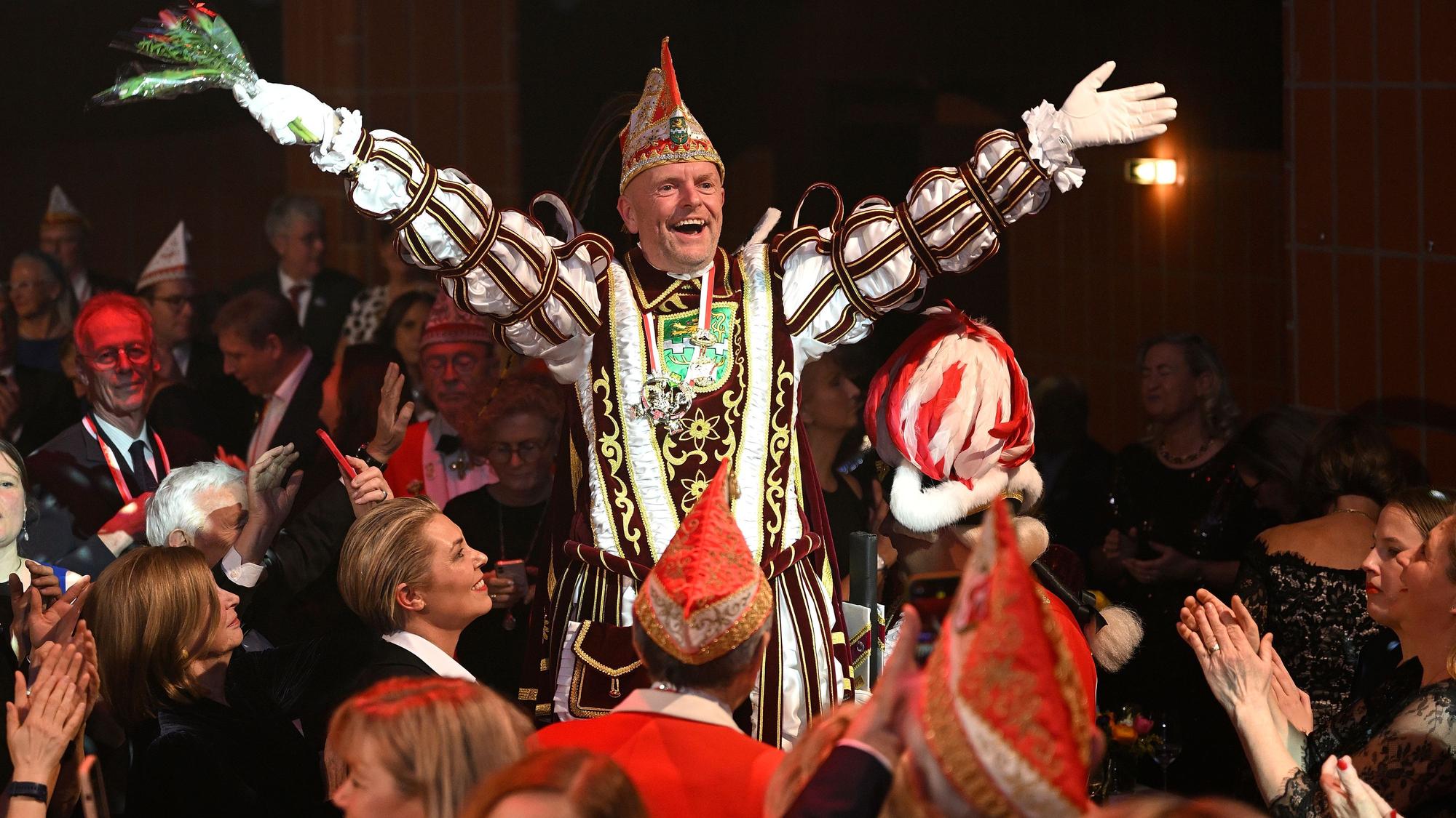 Prinz Andreas I. (Kaldenbach) steht auf einem Stuhl und jubelt über dem Publikum.