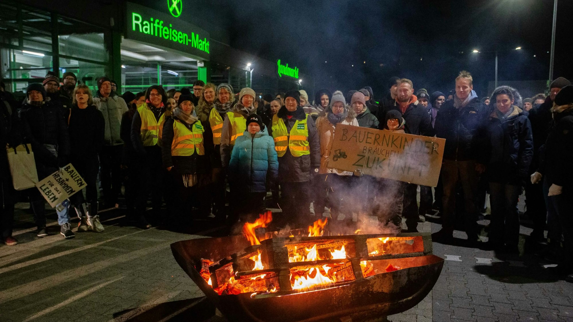 Bild einer Gruppe, die sich um ein Feuer versammelt.