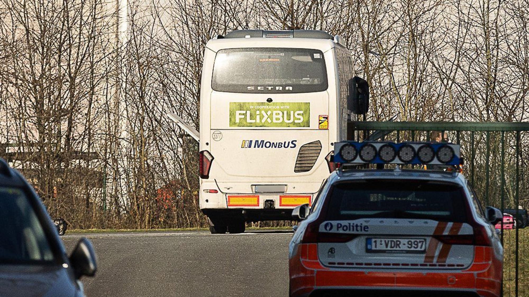11.01.2024, Belgien, Wetteren: Ein Flixbus steht an der Polizeistation. In Wetteren, Ostflandern, hat die Verkehrspolizei am Donnerstagmorgen einen Flixbus angehalten. Ein Mitreisender habe der Polizei gemeldet, dass sich andere Passagiere über einen Anschlag unterhalten hätten, sagte eine Sprecherin der Staatsanwaltschaft Ost-Flandern am Donnerstag. Die Behörden stoppten den Flixbus nahe der Stadt Gent. Er war vom französischen Lille nach Brüssel unterwegs. Foto: James Arthur Gekiere/Belga/dpa - ACHTUNG: Kennzeichen wurde aus rechtlichen Gründen gepixelt +++ dpa-Bildfunk +++