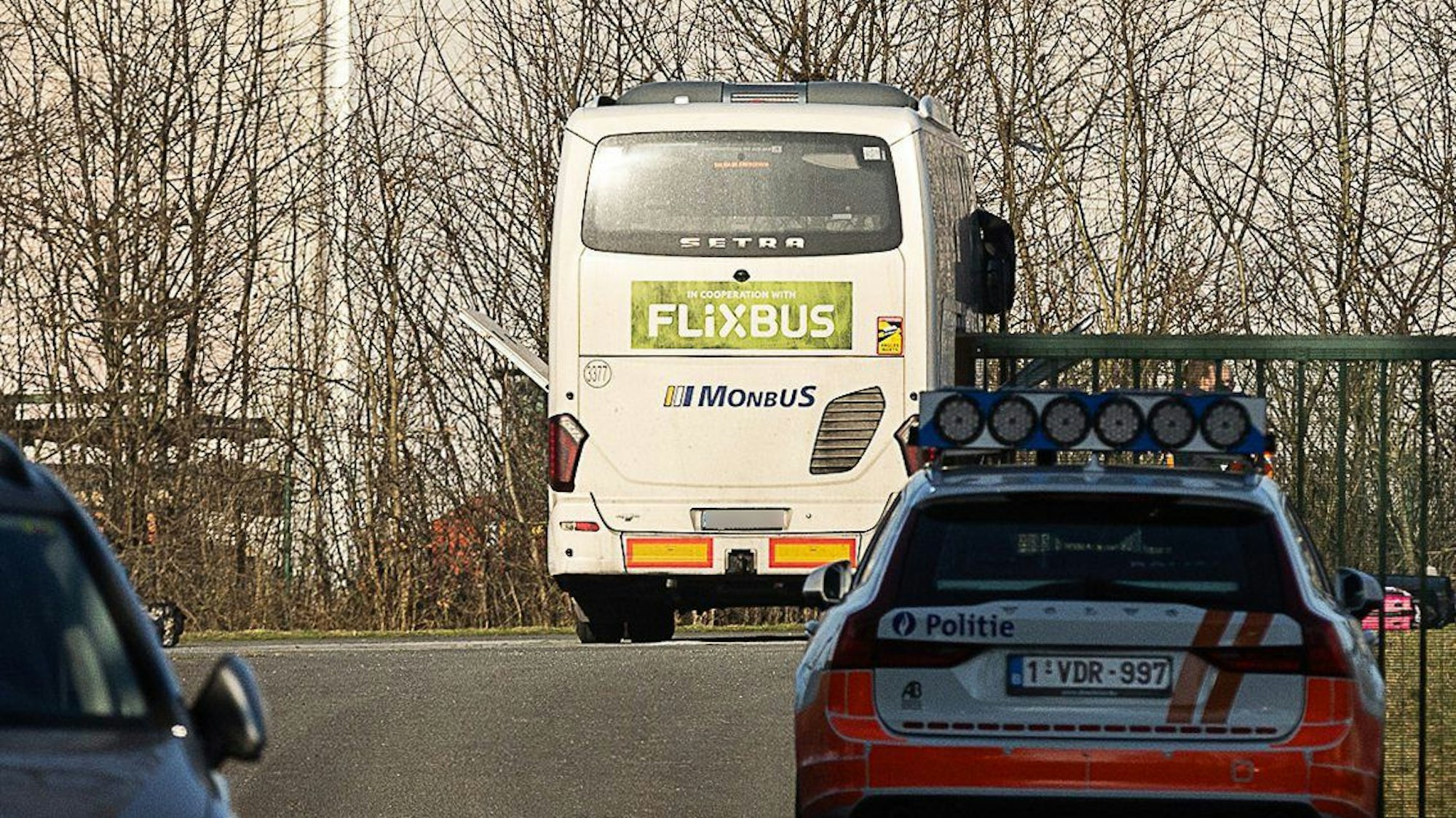 11.01.2024, Belgien, Wetteren: Ein Flixbus steht an der Polizeistation. In Wetteren, Ostflandern, hat die Verkehrspolizei am Donnerstagmorgen einen Flixbus angehalten. Ein Mitreisender habe der Polizei gemeldet, dass sich andere Passagiere über einen Anschlag unterhalten hätten, sagte eine Sprecherin der Staatsanwaltschaft Ost-Flandern am Donnerstag. Die Behörden stoppten den Flixbus nahe der Stadt Gent. Er war vom französischen Lille nach Brüssel unterwegs. Foto: James Arthur Gekiere/Belga/dpa - ACHTUNG: Kennzeichen wurde aus rechtlichen Gründen gepixelt +++ dpa-Bildfunk +++