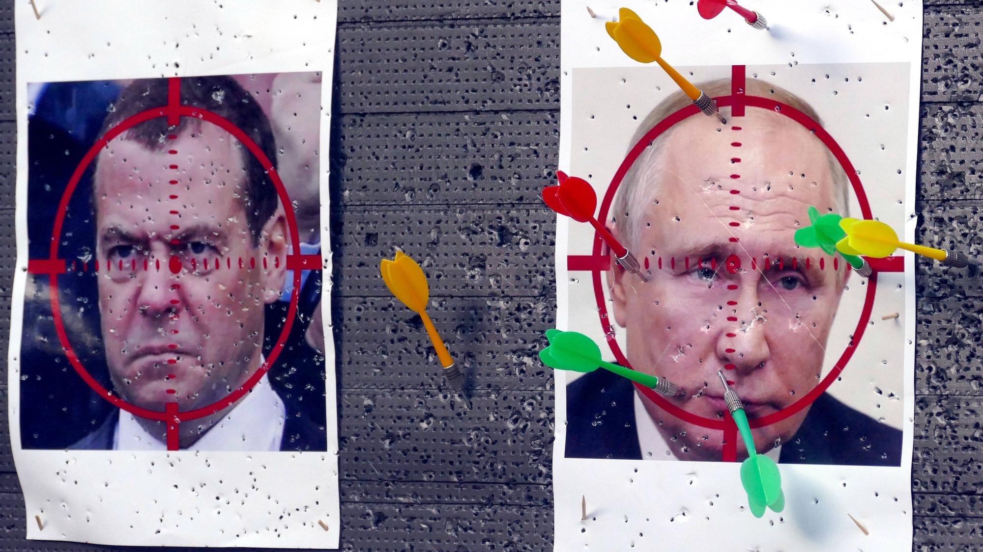 Fotos von Dmitri Medwedew und Wladimir Putin hängen bei einem Darts-Turnier in Odessa als Zielscheiben an der Wand. Putin erklärte kürzlich, Odessa sei „eine russische Stadt“, vor Ort sieht man das offenbar anders. (Archivbild)