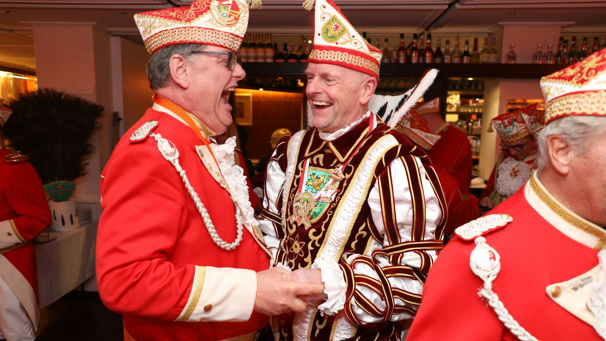 Ein Prinzengardist nimmt Prinz Andreas I. in den Arm.