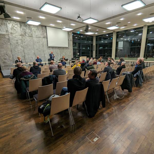 Bürger sitzen im Ratssaal von Roisdorf, vorne steht Bürgermeister Christoph Becker.