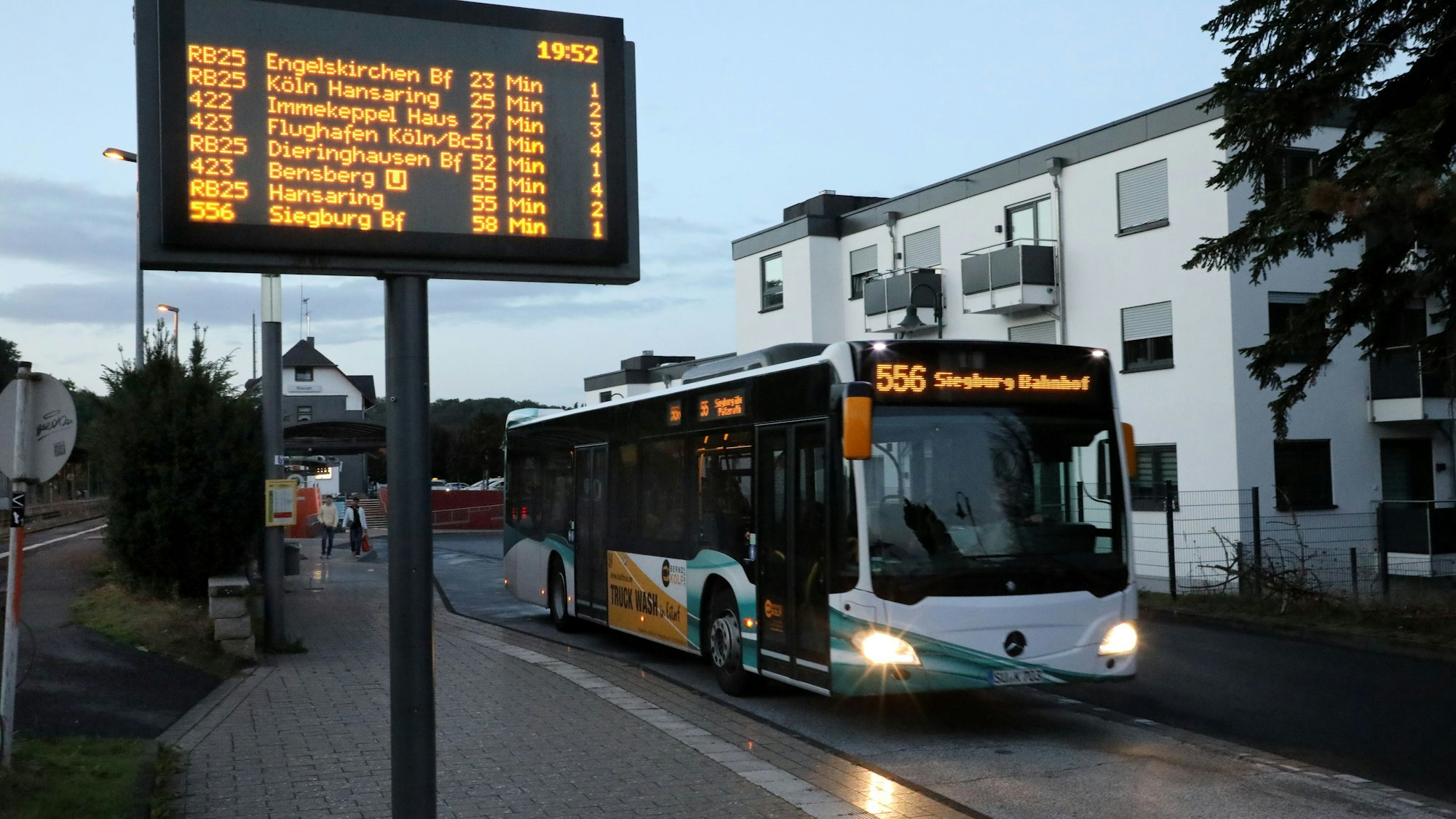Eine elektronische Anzeige listet die Abfahrtzeiten verschiedenen Busse am Rösrather Bahnhof auf.