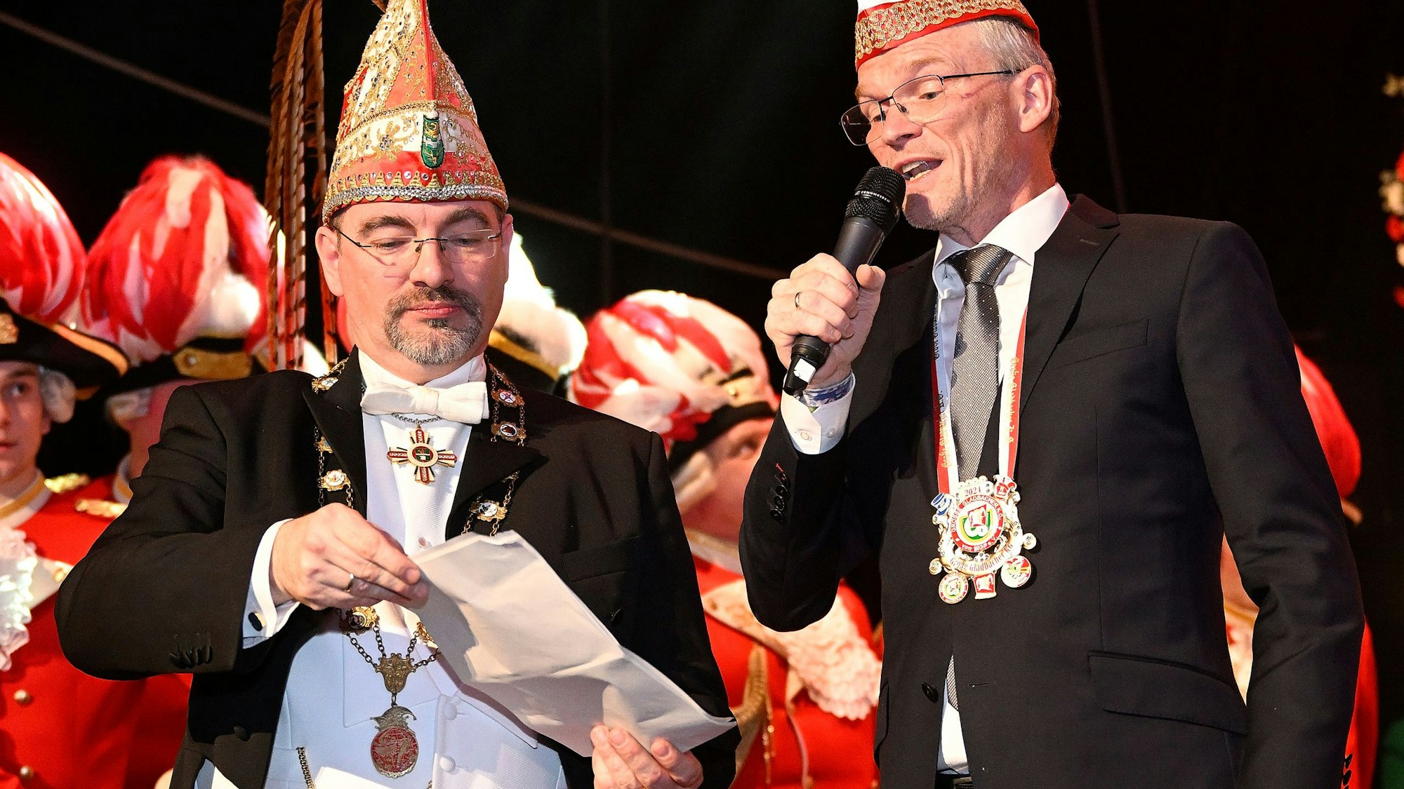 Präsident Alexander Pfister hält ein Textblatt für Bürgermeister Frank Stein