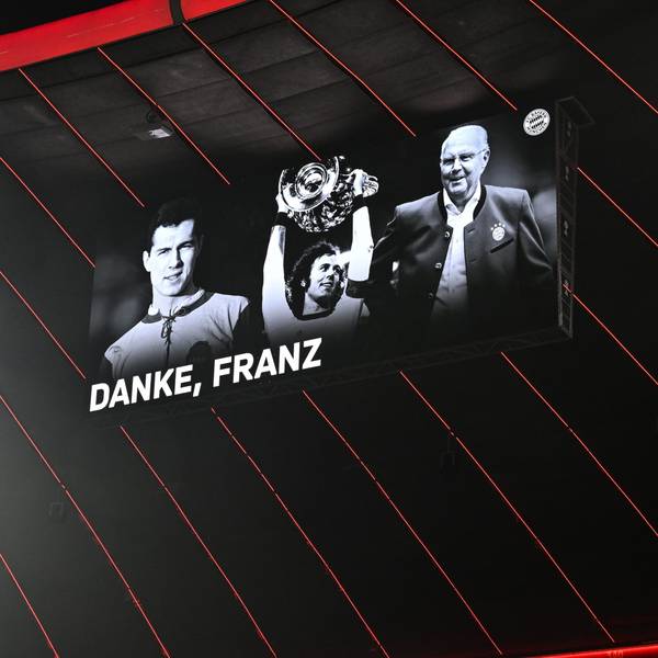 Bundesliga, Bayern München - TSG 1899 Hoffenheim, 17. Spieltag in der Allianz Arena, die Anzeigetafel im Stadion zeigt Fotos des verstorbenen Franz Beckenbauer mit den Worten «Danke, Franz» vor dem Spiel.