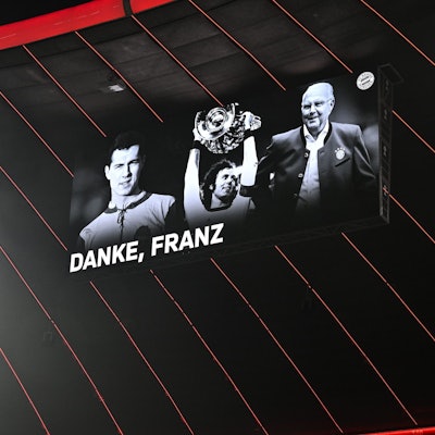 Bundesliga, Bayern München - TSG 1899 Hoffenheim, 17. Spieltag in der Allianz Arena, die Anzeigetafel im Stadion zeigt Fotos des verstorbenen Franz Beckenbauer mit den Worten «Danke, Franz» vor dem Spiel.