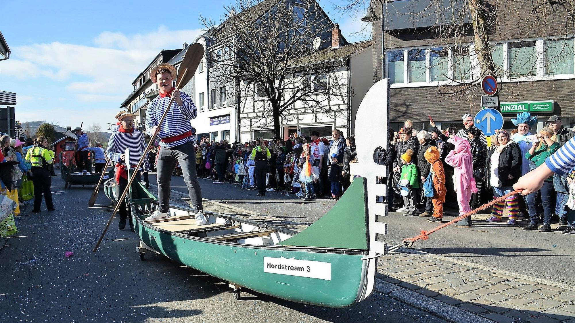 Ein Karnevalswagen in Form eines Schiffes.