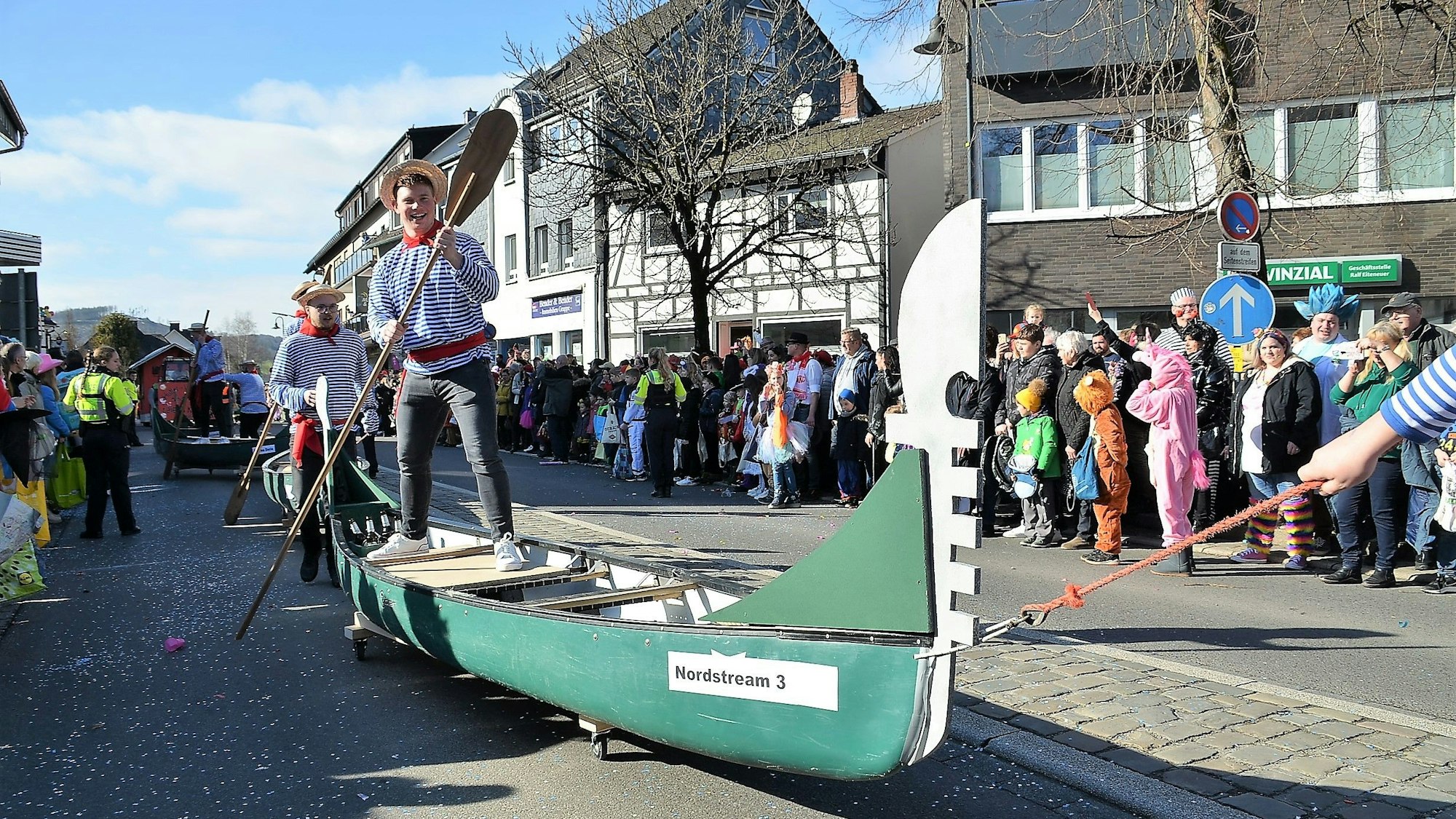 Ein Karnevalswagen in Form eines Schiffes.