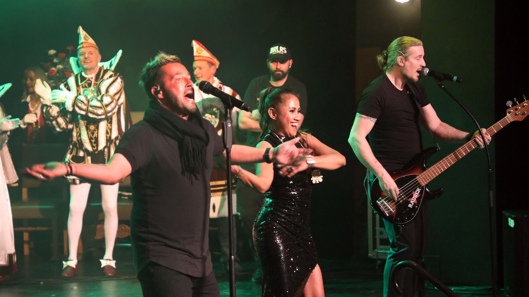 Daisiana macht mit „Räuber“-Frontmann Sven West Stimmung.
