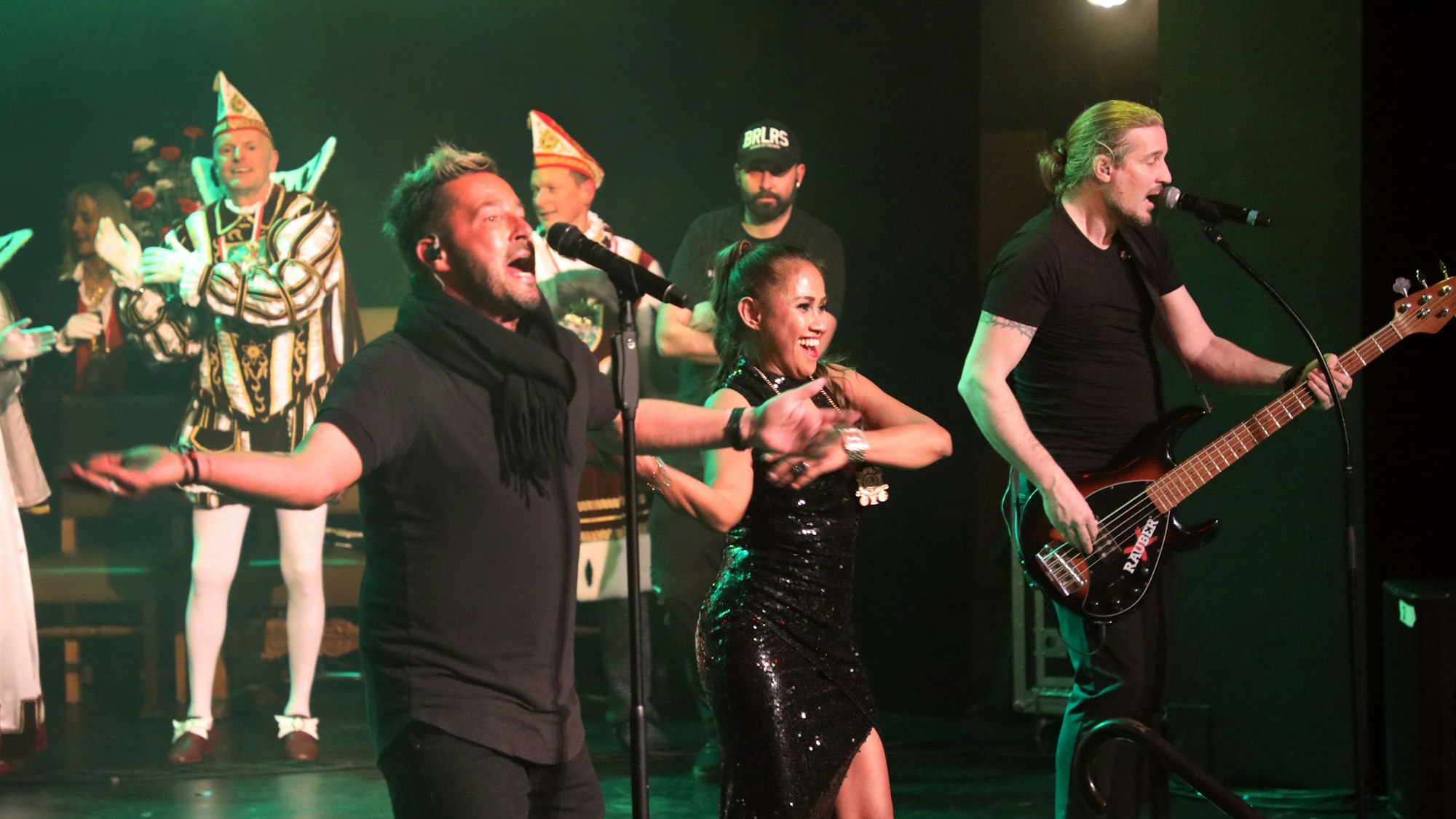 Daisiana macht mit „Räuber“-Frontmann Sven West Stimmung.