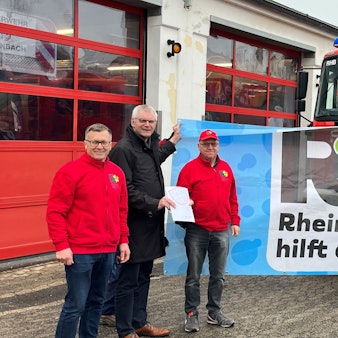 Rheinbach, Rheinbach hilft
Von links nach rechts: Andreas Claßen Vorstand Rheinbach hilft. Bürgermeister Ludger Banken. Alfred Eich. Vorsitzender Rheinbach hilft. Jörg Kirchhartz, Wehrführer FF Rheinbach. Daniela Hoffmann, Beigeordnete Stadt Rheinbach.
